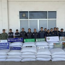 มุกดาหาร ศุลกากร จับข้าวเหนียวดำหนีภาษี คาสี่แยกไฟแดงเต็มรถบรรทุก 1,750 กก. มูลค่าร่วม 1 ล้านบาท
