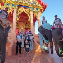 จังหวัดลพบุรี ทึ่งนำช้างตักบาตร ทำบุญทอดผ้าป่า โชว์รำวงกลองยาววัดหัวช้าง