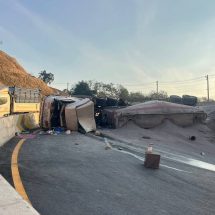 ระทึก 18 ล้อขนขี้เถ้าถ่านหินจากหงสา สปป.ลาว พลิกคว่ำโค้งทุ่งช้าง คนขับบาดเจ็บ เฝ้าระวังฝุ่นเถ้าลอย เกลื่อน เสี่ยงปนเปื้อน เจ้าหน้าที่เร่งตรวจพื้นที่ ผลกระทบสิ่งแวดล้อม