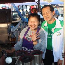 กาญจนบุรี – อีก 8 วัน การใช้สิทธิลงคะแนน เขต 2 อดีต สส.แมน พรรคกล้าธรรม ลุยตลาดนัดใหญ่ ขอให้เลือกเข้าสภาอีกรอบ ส่วนพรรคพลังประชารัฐ ดร.หนุ่ม เดินเคาะประตูชาวตลาดท่าม่วง ขอคะแนนกันคึกคัก