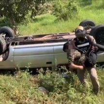 ตำรวจสายตรวจ สภ.บางปะหัน ฮีโร่กลางถนน! เข้าช่วยผู้บาดเจ็บรถกระบะพลิกคว่ำ ท่ามกลางอันตรายน้ำมันเครื่องไหล ป้องกันเหตุซ้ำซ้อนอย่างทันท่วงที