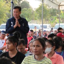 กาญจนบุรี – หนูน้อยชูนิ้วบอกให้เลือกเบอร์ 3 !! ชาวบ้านเกือบ 2 พัน กรี๊ดลั่นทุ่งเลือกพ่อได้ลูกชายอีกคน นายศักดิ์ดา วิเชียรศิลป์ เบอร์ 3 เขต 5 ปราศรัยข้างวัดหนองบ้านเก่า “เปิดเสียงอดีตนายกหญิงไทย หัวใจเขมร” ที่รับปากชาวบ้าน แต่ชาวบ้านบอกทำไม่ได้สักอย่าง