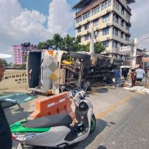 รถ 6 ล้อบรรทุกเครนคว่ำเจ็บ 2 ราย