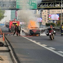 ระทึก ไฟไหม้รถ กลางถนนวิทยุ แสงเพลิงแดงฉาน เผาวอดเสียหายทั้งคัน เจ้าหน้าที่เร่งฉีดน้ำดับเพลิง ด้าน ตำรวจเตรียมตรวจสอบหาสาเหตุ
