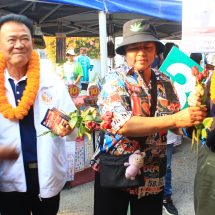 กาญจนบุรี – โค้งสุดท้ายเหลืออีก 7 วัน รองหัวหน้าพรรคเสรีรวมไทย ลุย 2 ตลาดเย็นช่วยผู้สมัครหมายเลข 3 ขอคะแนนเสียง เจอเจ้บ้าบิ่นหวย 30 ล้าน มอบพวงมาลัย ส่วนผู้สมัครหมายเลข 1 ของพรรคภูมิใจไทย พร้อมทีงงานลุยเข้าหมู่บ้านเพื่อขอคะแนน ทั้ง 2 เป็นผู้สมัครในเขต 1