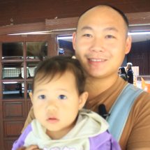 กาญจนบุรี – การลงคะแนนเลือกตั้งล่วงหน้าคึกคัก หนุ่มเชียงใหม่อุ้มลูกไปใช้สิทธิ เกิดปัญหามากคือประชาชนสงสัยทำไมใช้สิทธิได้แค่ 2 ใบ ฝาก กกต.น่าจะใช้ในครั้งเดียวกันเลยไม่เสียเวลา “ห้ามสื่อเสนอข่าวระวังอาจเข้าข่ายผิด พรบ.เลือกตั้ง”