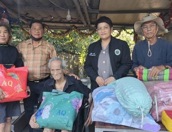 ปทุมธานี ป้าวัย51ปีหมดหนทางกลัวบ้านพังทับพ่อวัย82ปีร้องขอนายก อบต.ช่วยเหลือและแมว15ชีวิตต้องอดข้าว