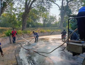 เคลมเร็ว ! “นายกสุริยา” ทม.แพร่ สั่งด่วน ล้างทำความสะอาดคราบน้ำขยะ ประตูยั้งม้าเรียบร้อย