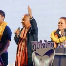 มหาสารคาม – พรรคภูมิใจไทยจัดเวทีปราศรัยใหญ่ในช่วงโค้งสุดท้ายของการหาเสียงเลือกตั้ง ใจกลางเมืองมหาสารคาม เพื่อขอคะแนนเสียงจากประชาชนก่อนวันเลือกตั้ง โดยมีแกนนำพรรคลงพื้นที่ช่วยผู้สมัครสมาชิกสภาผู้แทนราษฎร จังหวัดมหาสารคาม เขต 1 และเขต 6