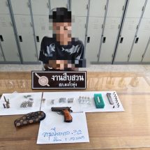 พังงา-ตำรวจตะกั่วทุ่งพร้อมฝ่ายปกครองบุกจับ2หนุ่ม พร้อมอาวุธปืน เล่นพนันออนไลน์และเสพยาบ้าในตำบลกะไหล