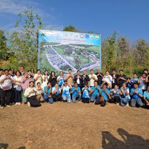 กาญจนบุรี – คนรายได้น้อยมีสิทธิ์เข้าถึงแล้ว! รองผู้ว่าเมืองกาญจน์ ประธานพิธียกเสาเอก และโครงการบ้านมั่นคงเมืองท่ามะขาม ด้วยบรรยากาศแสนอบอุ่น