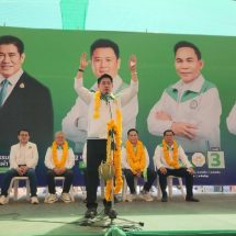 เวทีลุกเป็นไฟ! “ธรรมนัส” สั่งสอนนักการเมือง ลั่นเป็นขี้ข้าประชาชน ไม่ใช่เจ้าคนนายคน ซัดนักการเมืองกินบุญเก่า หายหัวหลังเลือกตั้ง ลั่นน่านไม่เอาคนหลอก ปักธงกล้าธรรม มั่นใจผลงานแก้น้ำท่วม–น้ำแล้ง–ที่ดินทำกิน โดนใจชาวบ้าน ขอเสียงหนุน สส.พรรคกล้าธรรมยกจังหวัด