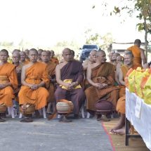 พุทธศาสนิกชนชาวมหาสารคามและจังหวัดใกล้เคียง ร่วมทำบุญตักบาตรพระสงฆ์แบบโบราณด้วยการนั่งเสื่อ ตามความศรัทธา คณะสงฆ์กว่า 35 รูป