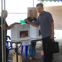 กาญจนบุรี – บรรยากาศประชาชนไปใช้สิทธิลงคะแนนกันคึกคักตั้งแต่เช้า ส่วนศักดิ์ดา พาครอบครัว ไปใช้สิทธิหน่วย 13 ปากแพรก