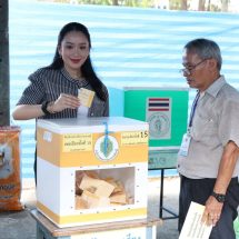 น.ส. แพทองธาร ชินวัตร อดีตนายกรัฐมนตรี พร้อมด้วยคุณหญิงพจมาน ดามาพงศ์ และน.ส.พินทองทา ชินวัตร คุณากรวงศ์ พี่สาว เดินทางมาใช้สิทธิเลือกตั้ง ที่หน่วยเลือกตั้งที่ 15 เต็นท์บริเวณลานกีฬา 1 หมู่บ้านเคหะธานี 3 กรุงเทพมหานคร โดยมีบรรดาแฟนคลับมาขอถ่ายภาพด้วย