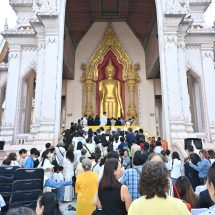 พุทธศาสนิกชนร่วมพิธีบวงสรวง และปิดทองปฐมฤกษ์ องค์หลวงพ่อพระร่วงโรจนฤทธิ์ ศรีอินทราทิตย์ธรรโมภาส มหาวชิราวุธราชปูชนียบพิตร (องค์จริง) เนื่องในโอกาสประดิษฐานครบ 111 ปี เพื่อความเป็นสิริมงคลแก่ชีวิต และครอบครัว