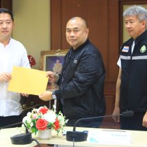 กาญจนบุรี – ผอ.กกต.ย้ำชัดใครผิดต้องดำเนินการอย่างโปร่งใส!! ผู้สมัครเลือกตั้งเขต 1 เดินทางยื่นหนังสือ ผอ.หน่วยเลือกตั้ง และ ผอ.กกต.กาญจนบุรี ขอตรวจสอบผลสงสัยการรวมคะแนนไม่ตรงกัน ทำคะแนนเขย่งไปเกือบหมื่นคะแนน