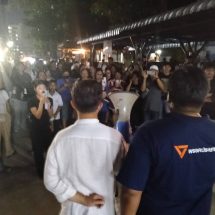กาญจนบุรี – บรรยากาศเริ่มบานปลาย มวลชนคนพรรคส้มหลายร้อยคนมารวมตัวกันด้วยเหตุผลเดียวคือต้องการให้คณะกรรมการเลือกตั้งเปิดหีบนับคะแนนใหม่ หลังคะแนนเขย่งเกือบหมื่น