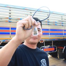 กาญจนบุรี – เกิดเหตุระทึกตู้อัดท้ายพ่วงแค่เจ็บ คนขับบอกรอดตายโหง เพราะบารมีหลวงปู่ทวด!!