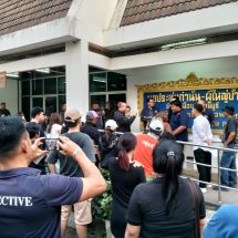 กาญจนบุรี – จบแบบไหนกลุ่มมวลชนสีส้มเริ่มขยายวงกว้างไปอีกแล้ว!! ปชน.กาญจน์ เขต 2 เอาด้วย ยื่นเรื่อง กกต.คัดสำเนาคะแนนทุกหน่วยเลือกตั้ง หวังนับคะแนนใหม่ ส่วนเขต 1 ลงทุนติดตั้งกล้องเฝ้าบัตร 24 ชม.ลุ้นผลติดสินจาก กกต.กลาง ด้าน สส.ไก่ พนม โพธิ์แก้ว เพื่อไทย เขต 5 โพสต์ ไม่ลืมรากเหง้า ความยากลำบาก