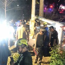 กาญจนบุรี – สลดขับเก๋งกลับจากปิดทอง แต่ไม่ถึงบ้านดับอนาถ!! สองสามีภรรยาเจ้าของร้านก๋วยเตี๋ยว ขับรถเก๋งพาญาติกลับจากกินหมูกระทะ ขากลับรถเสียหลักอัดต้นสักดับคาที่ 2 ศพ สาหัส 2