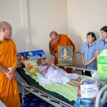 หลวงพี่น้ำฝน มอบเตียงแห่งความรัก ให้พระยอดกตัญญูชาวบ้านสาธุ ปฏิบัติกิจไม่บกพร่อง ดูแลโยมแม่ติดเตียงไม่เคยห่าง