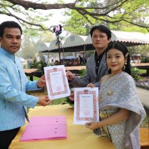 กาญจนบุรี – วาเลนไทน์ กับตรุษจีนใกล้กัน เงินสพัดมากกว่าปีนี้ ผลพวงจากเลือกตั้งที่ผ่านมา!! กาญจน์ 18 คู่ ไปจดทะเบียนสมรสในวันแห่งความรัก 14 กุมภาพันธ์ 2569 ภายใต้งาน “ใต้ร่มพระบารมี ร่มจามจุรีแห่งความรัก”