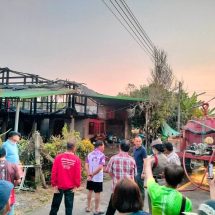 ไฟนรกกลางหมู่บ้าน! ลูกคลั่งเผาบ้านแม่วอดทั้งหลัง ตร.รวบคาที่ ระดมรถดับเพลิง 6 พื้นที่สกัดไฟวุ่นกว่า 1 ชม. ชาวบ้านผวาทั้งชุมชน