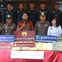 ตำรวจภูธรหนองคาย แถลงข่าวการจับกุม 2 หนุ่มชาวอุดร พร้อมยาบ้า 1.1 ล้านเม็ด ที่บรรทุกมาในรถยนต์กระบะ