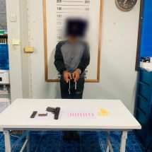 เชียงราย- หนุ่มเวียงเชียงรุ้ง ยิงสู้ จนท.ถูกรวบคาบ้านพร้อมยา โดน 8 ข้อหาหนัก