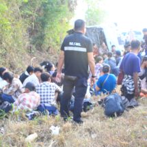 กาญจนบุรี – ด่วน…ขบวนการขนแรงงานเถื่อน ซิ่งตีนผีหนีการจับกุม เสียหลักพลิกคว่ำ เจ็บเกลื่อนถนน เกือบ 60 คน มีกว่า 30 คนนอนร้องขอความช่วยเหลือ