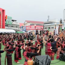 กาฬสินธุ์ เมืองน้ำดำคึกคัก!นางรำแต่งชุดผู้ไทยนับร้อยร่ายรำบวงสรวงพระยาชัยสุนทร เบิกฤกษ์ เสริมสิริมงคลจัดงานกาชาด ประจำปี 69