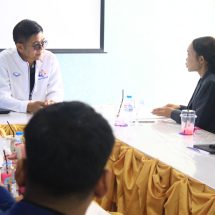 กาญจนบุรี – อยากให้เด็กได้ดี แต่กระทำรุนแรงไปหน่อย!! เด็กนักเรียนเดินมาหาสื่อถามว่าครูของหนูจะถูกจับไหม ครูอยากให้นักเรียนได้ดี ส่วน ผู้อำนวยการประถมศึกษาขั้นพื้นฐาน นำทีมลงพื้นที่เคลียร์ผู้เสียหายจบ ส่วนคดีให้นิติกรไปดูแล รับว่าครูทำเกินกว่าเหตุ เพราะต้องการให้เด็กได้ดี