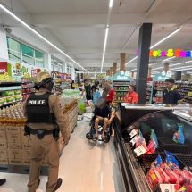 พังงา-ชื่นชม! ตำรวจพังงาพาส่งคุณตาถึงบ้าน หลังขับรถมาซื้อของในห้างแต่ขับกลับไม่ไหว สร้างภาพลักษณ์อบอุ่นใจประชาชน