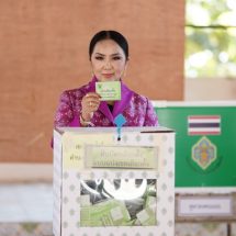 กาฬสินธุ์ “ประภาส”แม่ทัพภาคอีสานโอกาสใหม่ ควง “วิไลพร” สวมชุดผ้าไหมชมพูใช้สิทธิเลือกตั้ง