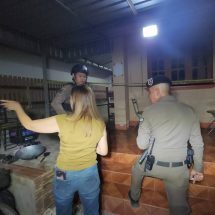 น่าน – เกิดเหตุสะเทือนขวัญในพื้นที่อำเภอภูเพียง จังหวัด จังหวัดน่าน ชายวัย 60 ปี ใช้กรรไกรเป็นอาวุธแทงหญิงวัยเดียวกันเสียชีวิต ภายในบ้านพัก คาดปมพิษรักแรงหึง