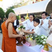 กาญจนบุรี – ผวจ. นำข้าราชการและพุทธศาสนิกชนชาวกาญจนบุรี ร่วมทำบุญตักบาตรข้าวสารอาหารแห้ง สานต่อประเพณีวันสำคัญทางพระพุทธศาสนา ‘วันมาฆบูชา’