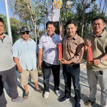 กาญจนบุรี – สืบสานประเพณี ชาวบ้านดอนแสลบหาบสิ่งของขึ้นกราบไหว้ยอดเขารักษ์มีพระปรางค์เก่าอายุกว่า 200 ปี