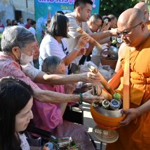 พุทธศาสนิกชน ตักบาตรข้ามหลาม นำเยาวชนเวียนเทียนรอบโบสถ์วัดไผ่ล้อมพระอารามหลวง