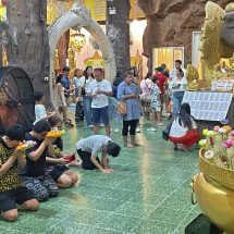 นครนายก – นักท่องเที่ยวแต่คิวยาวผูกมือกับหลวงพี่ต่อ เอาฤกษ์วันมาฆบูชา