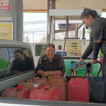ปราจีนบุรี ชาวบ้านแตกตื่นเติมน้ำมันขึ้นราคา
