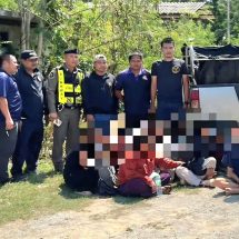 กาญจนบุรี – เหิมเกริม!!กระบะขนเมียนมา ซิ่งย้อนศรหนี ตร.ทางหลวง ไล่ล่า 20 กม.มีกระบะอีกคันพยายามขับขวาง