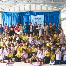 ยโสธร สื่อมวลชนมอบทุนการศึกษาและเลี้ยงไอศกรีมเด็กนักเรียนในวันนักข่าว