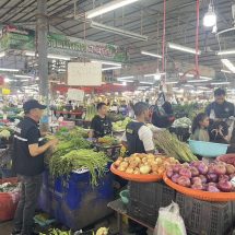 กอ.รมน.กทม. สนธิกำลังบุกตลาดหทัยมิตร รวบ 12 แรงงานต่างด้าวเถื่อน หลังพลเมืองดีแจ้งเบาะแสสายด่วน 1374