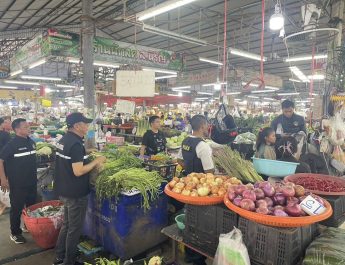 กอ.รมน.กทม. สนธิกำลังบุกตลาดหทัยมิตร รวบ 12 แรงงานต่างด้าวเถื่อน หลังพลเมืองดีแจ้งเบาะแสสายด่วน 1374