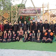 กาญจนบุรี – รัฐมนตรีว่าการกระทรวงวัฒนธรรม เปิดงานประเพณีวิถีชีวิตชาวไทยทรงดำ “ข้าวใหม่ ปลามัน” สืบสานตำข้าวเม่า ภูมิปัญญาเก่าแก่ของชุมชนไทยทรงดำ มุ่งผลักดัน “พลังวัฒนธรรม” ให้เกิดรายได้จริง เชื่อมโยงรากเหง้า สร้างความภาคภูมิใจ และขับเคลื่อนชุมชนสู่อนาคตอย่างยั่งยืน