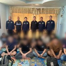 ตม.เชียงราย รวบกลุ่มจีนเทา 11 คน ซุกบ้านเช่าชายแดนแม่สาย พบมือถือ 45 เครื่อง รถยนต์ป้ายแดง