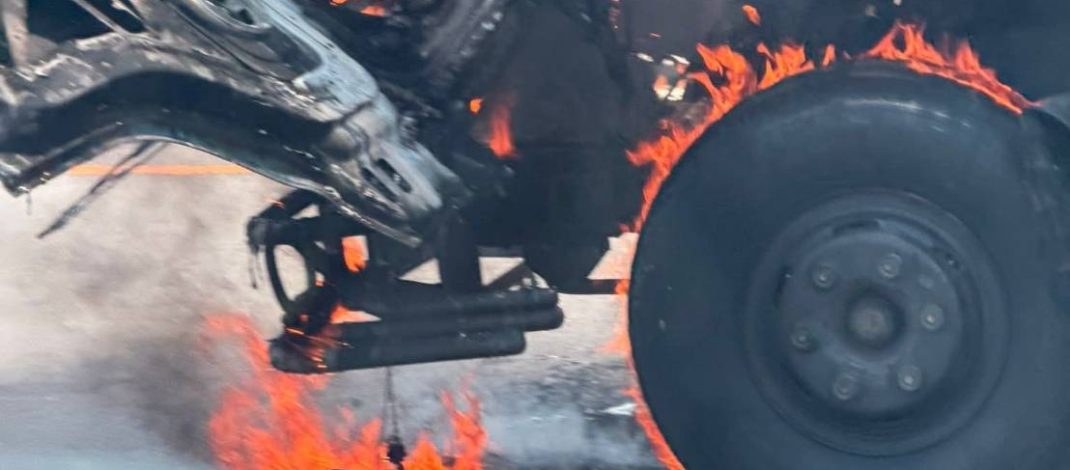 พังงา-ระทึก ไฟไหม้รถบรรทุก 6 ล้อกลางถนนเพชรเกษม อำเภอทับปุด คาดเครื่องยนต์ขัดข้องเกิดประกายไฟ