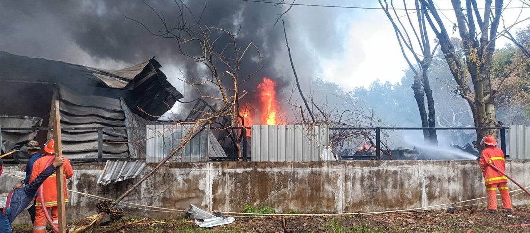 ปราจีนบุ คืบหน้า เพลิงไหม้อาคารเก็บสิ่งของโรงรับซื้อของเก่าควบคุมได้วงจำกัดแล้ว