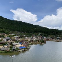 แม่ฮ่องสอน “บ้านรักไทย” แจ้งถึงนักท่องเที่ยวและผู้มาเยือนบ้านรักไทยในห้วงนี้เพราะเร่งแก้ไขปัญหาระบบน้ำที่อ่างใหญ่กลางหมู่บ้าน
